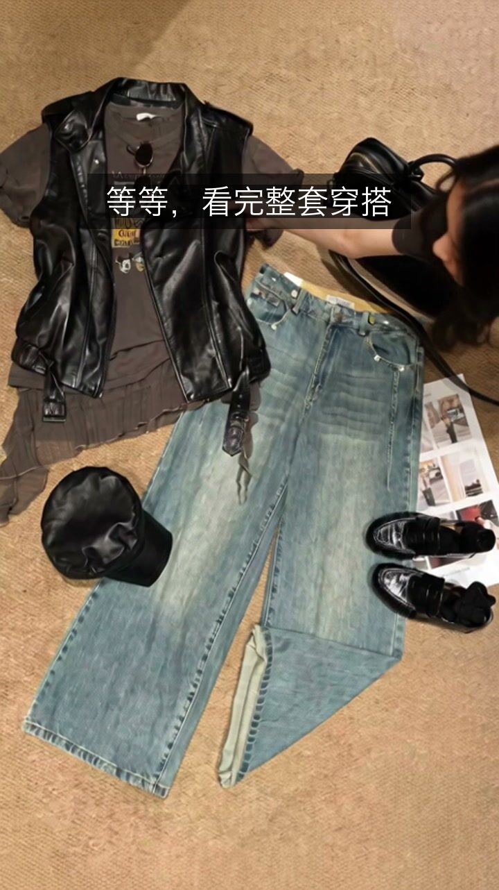 示例视频里平铺的整套穿搭，上面盖着「等等，看完整套穿搭」